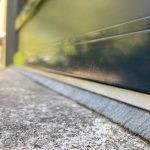 Lähikuva Hyttysverkko oveen - avattava harjatiiviste koskettaa betonia, kuten siets in sietu durvis lisäsuojaa.