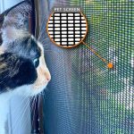 Kissa katsoo ikkunasta ulos Hyttysverkko oveen - avattava, lähikuvassa ruudun ruutukuvio.