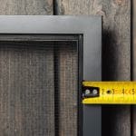 Mittanauha näyttää Hyttysverkko ikkunaan - kehysmallin kehyksen leveyden puista taustaa vasten.